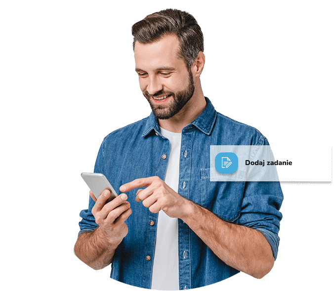 Mężczyzna korzystający z CRM online na smartfonie, dodający zadanie w aplikacji.